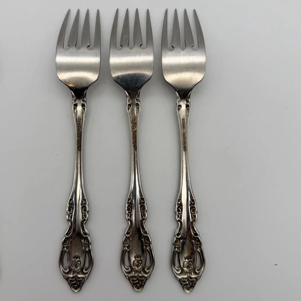 Oneida Community Brahms Stainless Flatware 14 Piece Set Floral Pierced Handle